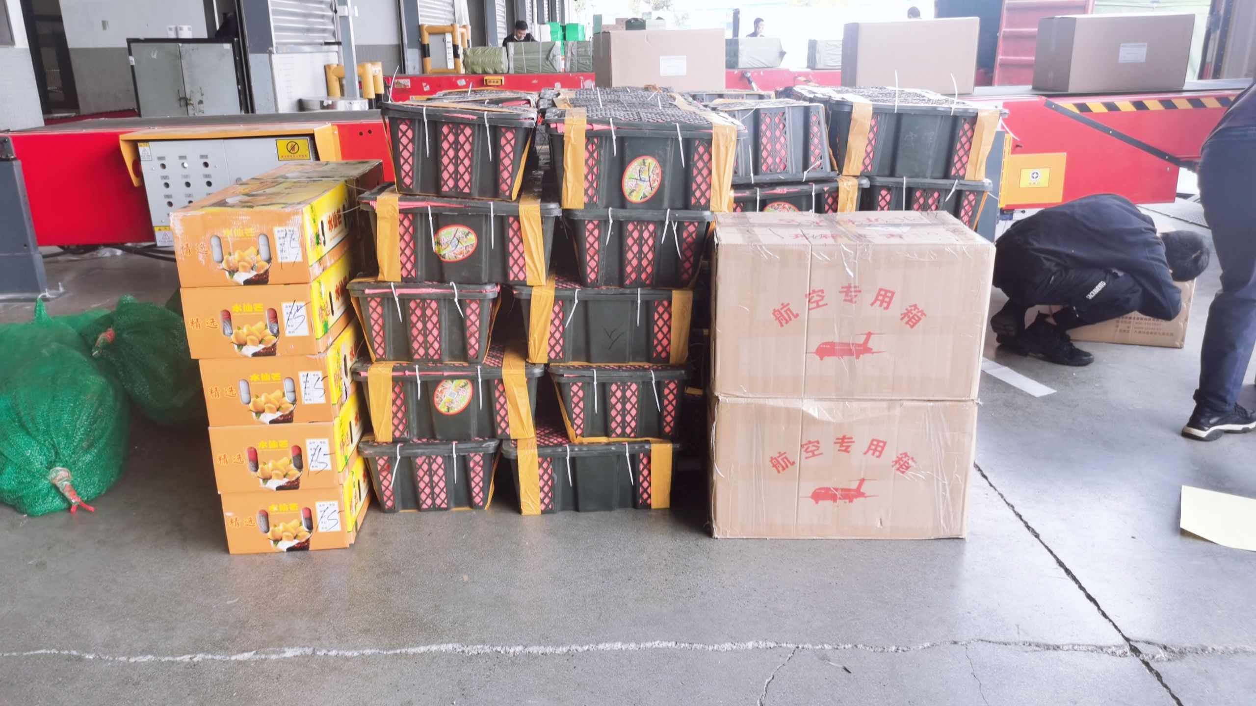 那么首先我們應該知道特殊物品是什么東西？特殊物品運輸

1、活體動植物(或動植物制品)----需動植物檢疫站頒發的動植物檢疫證書。

2、麻醉藥品----需衛生部藥政管理局發的麻醉品運輸憑證。

3、音像制品----需省社會文化管理委員會辦公室發的音像制品運輸傳遞證明。

4、罐裝液體、粉狀物品----需出產廠家的物品性質證明。

5、海鮮----不同地方需要不同的海鮮包裝箱。南航和白云機場分別要用其指定的專用箱,單用泡沫箱不能裝機，需外加紙箱并打包帶。

6、玻璃必須訂封閉木箱，打三角架。

7、違禁品----爆炸品(如炸藥)、壓縮氣體和液壓氣體(如煤氣)、易燃易爆液體或固體、氧化劑和有機過氧化物(乒乓球)、毒品和感染性物品(如白粉)、放射性物品、腐蝕品(如硫酸)、磁性物品、麻醉物品、電池等;

尺寸重量限制

1、根據航班機型及始發站、中轉站和目的站機場的設備條件、裝卸能力確定可收運貨的最大重量和尺寸。

2、非寬體飛機，單件貨物重量一般不超過80千克，尺寸以不超過航線機型的貨艙門尺寸、宜，機型 前、后貨艙門 散裝貨艙門 收貨尺寸備注

3、貨物的最小尺寸除可直接隨附貨運單的文件、信函類貨物外，其它貨物的長、寬、高之不得小于40厘米。低于以上標準者，由托運人加大包裝。
